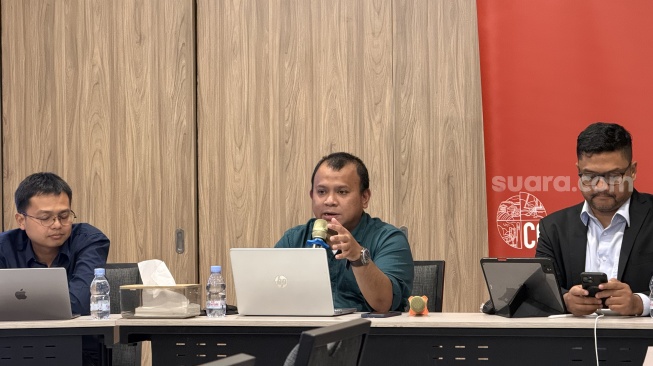 [Kiri-kanan] Peneliti CORE Indonesia Azhar Syahida, Yusuf Rendy Manilet, dan Dipo Satria Ramli dalam diskusi publik yang digelar di kantor CORE Indonesia, Jakarta, Kamis (2/7/2026). [Suara.com/Dicky Prastya]
