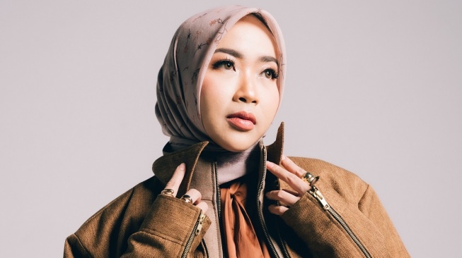 Agna Rangkum Perihnya Perpisahan Sunyi dalam Lagu 'Diluar Hal Biasa'