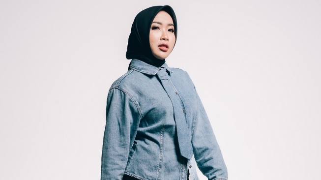 Penyanyi Agna merilis lagu "Diluar Hal Biasa" yang bercerita tentang perpisahan. [Instagram]