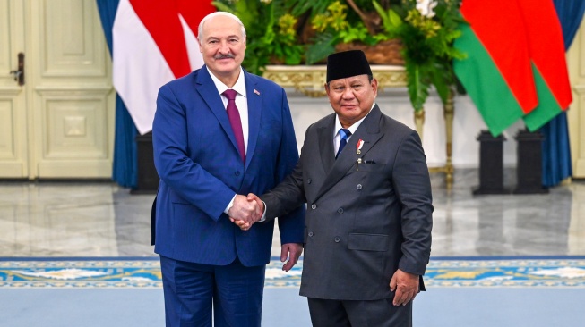 Presiden Prabowo Subianto (kanan) berjabat tangan dengan Presiden Belarus Alexandr Lukashenko (kiri) saat kunjungan kenegaraan di Istana Merdeka, Jakarta, Kamis (2/7/2026). [ANTARA FOTO/Galih Pradipta/nym]