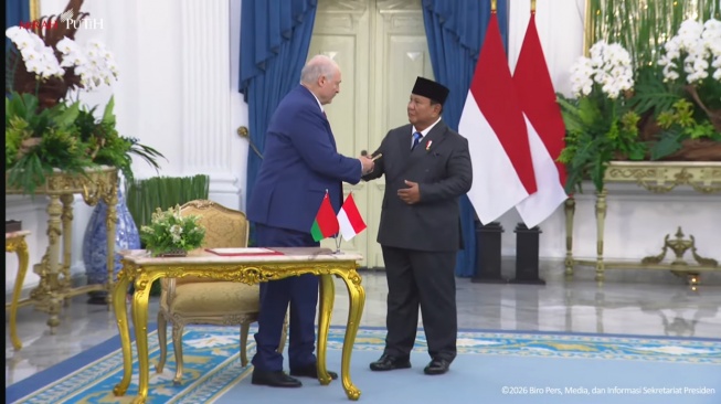 Momen Hangat di Istana, Presiden Belarus Hadiahi Prabowo Pena Emas