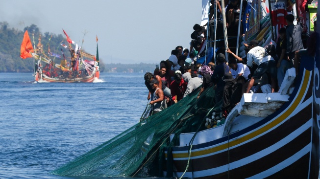 Nelayan menarik jaring yang dicuci pada prosesi ritual Petik Laut di Perairan Muncar, Banyuwangi, Jawa Timur, Rabu (1/7/2026). [ANTARA FOTO/Budi Candra Setya/YU]