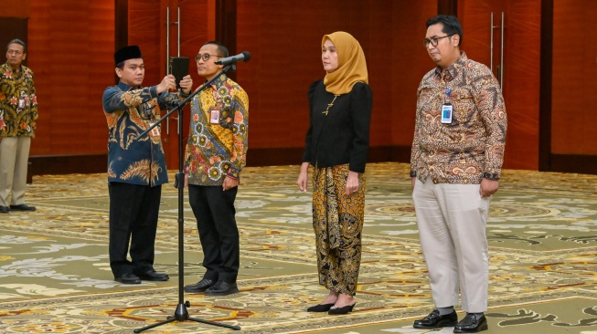 Menkeu Purbaya Yudhi Sadewa melantik tiga Dirjen Baru Kemenkeu yang terdiri dari Sudarto sebagai Dirjen Anggaran, Evita Manthovani sebagai Direktur Jenderal Kekayaan Negara, dan Herman Saheruddin sebagai Direktur Jenderal Stabilitas dan Pengembangan Sektor Keuangan. [Dok. Kemenkeu]