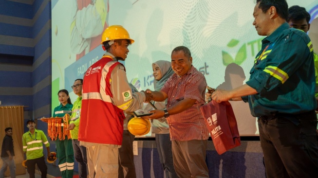 Kepala Dinas Ketenagakerjaan dan Transmigrasi Kabupaten Halmahera Selatan, Dr. Daud Djubaedi dalam Upacara Kelulusan PELITA Batch IV. (Dok: Harita Nickel)