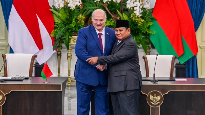 Presiden Prabowo Subianto (kanan) berjabat tangan dengan Presiden Belarus Alexandr Lukashenko (kiri) usai menyampaikan keterangan pers saat kunjungan kenegaraan di Istana Merdeka, Jakarta, Kamis (2/7/2026). [ANTARA FOTO/Galih Pradipta/nym]