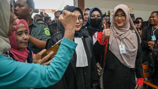 Terdakwa kasus dugaan fitnah dan pencemaran nama baik terkait keaslian ijazah Presiden ke-7 RI Joko Widodo, Tifauzia Tyassuma atau Dokter Tifa (kanan) tiba untuk menjalani sidang perdananya di Pengadilan Negeri Jakarta Timur, Jakarta, Kamis (2/7/2026). [ANTARA FOTO/Fauzan/bar]
