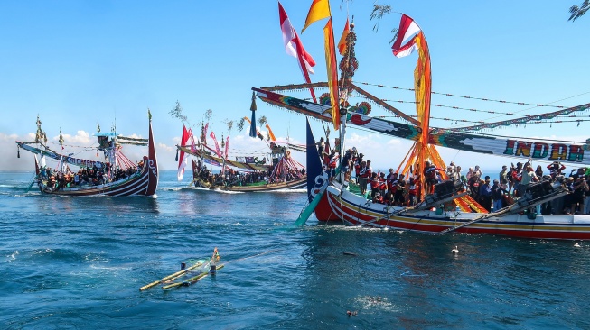 Warga melarung gitik (sesaji) ke laut pada prosesi ritual Petik Laut di Perairan Muncar, Banyuwangi, Jawa Timur, Rabu (1/7/2026). [ANTARA FOTO/Budi Candra Setya/YU]
