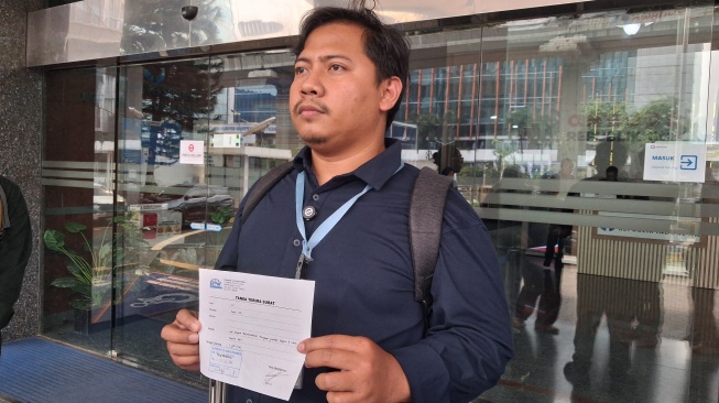 Tim Divisi Hukum Indonesia Corruption Watch (ICW) melakukan serah terima laporan di Layanan Persuratan Ombudsman RI, Jakarta, Kamis (2/7/2026) siang. [Suara.com/Cornelius Juan]