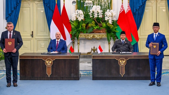 Presiden Prabowo Subianto (kedua kanan) bersama Presiden Belarus Alexandr Lukashenko (kedua kiri) menyaksikan Menteri Luar Negeri Sugiono (kanan) dan Menteri Perindustrian Belarus Andrei Kuznetsov (kiri) saat penyerahan nota kesepahaman tentang kerja sama bidang industri dalam kunjungan kenegaraan di Istana Merdeka, Jakarta, Kamis (2/7/2026). [ANTARA FOTO/Galih Pradipta/nym]