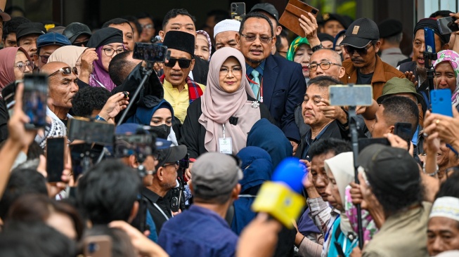 Terdakwa kasus dugaan fitnah dan pencemaran nama baik terkait keaslian ijazah Presiden ke-7 RI Joko Widodo, Tifauzia Tyassuma atau Dokter Tifa (tengah) berjalan usai menjalani sidang perdananya di Pengadilan Negeri Jakarta Timur, Jakarta, Kamis (2/7/2026). [ANTARA FOTO/Fauzan/bar]
