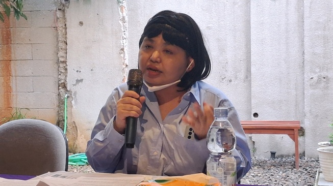 Ibu dari GMS, Vivienne Wahab, menjelaskan upayanya memperjuangkan kasus yang dialami anaknya, dalam konferensi pers bertajuk "Hentikan Kekerasan Anak Disabilitas dalam Layanan Pendidikan", Sekretariat Aliansi Jurnalis Independen (AJI) Indonesia, Jakarta, Rabu (1/7/2026). [Suara.com/Cornelius Juan Prawira]