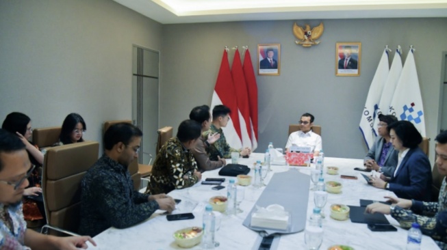 Wakil Menteri Komunikasi dan Digital (Komdigi), Nezar Patria (tengah) saat menerima audiensi Kaspersky di Kantor Kementerian Komdigi, Jakarta Pusat, Selasa (30/06/2026). [Pey HS/Komdigi]