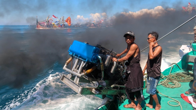 Kru kapal mengoperasikan mesin kapal saat prosesi ritual Petik Laut di Perairan Muncar, Banyuwangi, Jawa Timur, Rabu (1/7/2026). [ANTARA FOTO/Budi Candra Setya/YU]
