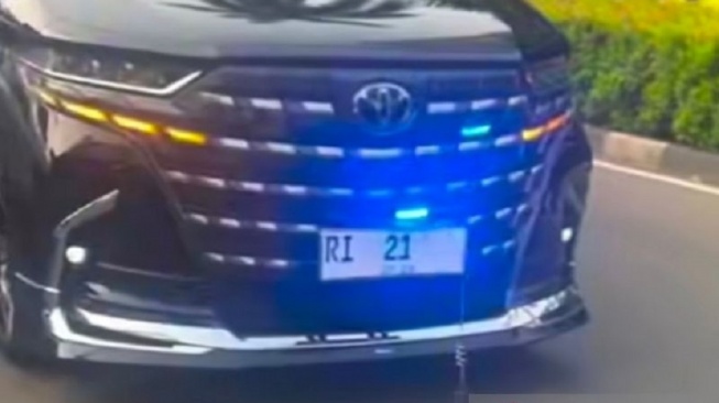 Viral! Patwal RI 21 Pepet Mobil Warga di Senayan, Pengemudi Protes Dipaksa Berhenti