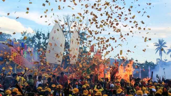 Warga etnis Tionghoa melakukan ritual Bakar Tongkang di Bagansiapiapi, Rokan Hilir, Riau, Rabu (1/7/2026). [ANTARA FOTO/Aswaddy Hamid/agr]