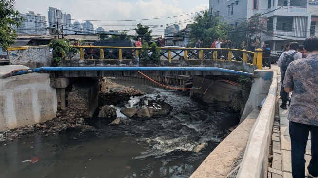 Proyek pembangunan tanggul dan jalan inspeksi di Kali Grogol Segmen Kemanggisan. [Suara.com/Adiyoga]
