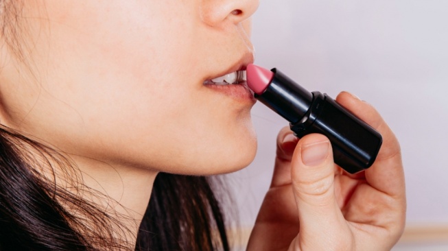 7 Lip Balm untuk Memerahkan Bibir Hitam, Bikin Bibir Tampak Cerah Merona