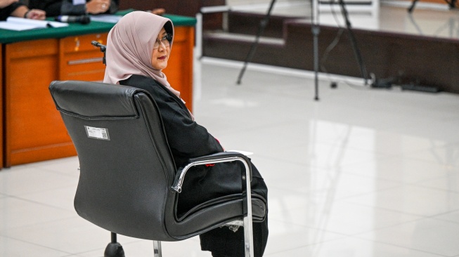 Terdakwa kasus dugaan fitnah dan pencemaran nama baik terkait keaslian ijazah Presiden ke-7 RI Joko Widodo, Tifauzia Tyassuma atau Dokter Tifa menjalani sidang perdananya di Pengadilan Negeri Jakarta Timur, Jakarta, Kamis (2/7/2026). [ANTARA FOTO/Fauzan/bar]
