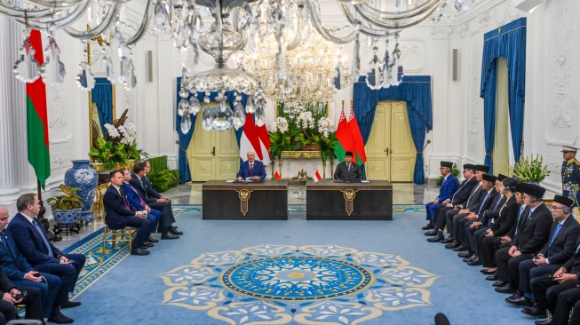 Presiden Prabowo Subianto (tengah, kanan) bersama Presiden Belarus Alexandr Lukashenko (tengah, kiri) menyampaikan keterangan pers saat kunjungan kenegaraan di Istana Merdeka, Jakarta, Kamis (2/7/2026). [ANTARA FOTO/Galih Pradipta/nym]