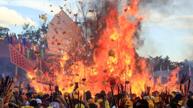 Warga etnis Tionghoa melakukan ritual Bakar Tongkang di Bagansiapiapi, Rokan Hilir, Riau, Rabu (1/7/2026). [ANTARA FOTO/Aswaddy Hamid/agr]