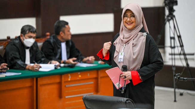 Terdakwa kasus dugaan fitnah dan pencemaran nama baik terkait keaslian ijazah Presiden ke-7 RI Joko Widodo, Tifauzia Tyassuma atau Dokter Tifa (kanan) menjalani sidang perdananya di Pengadilan Negeri Jakarta Timur, Jakarta, Kamis (2/7/2026). [ANTARA FOTO/Fauzan/bar]