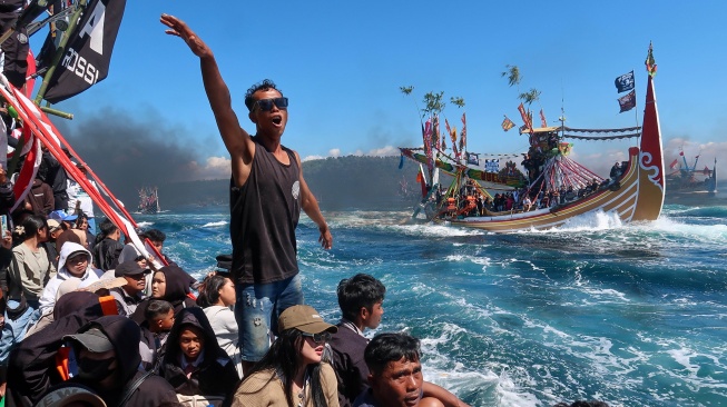 Sejumlah warga mengikuti prosesi ritual Petik Laut menggunakan kapal slerek yang dihias di Perairan Muncar, Banyuwangi, Jawa Timur, Rabu (1/7/2026). [ANTARA FOTO/Budi Candra Setya/YU]