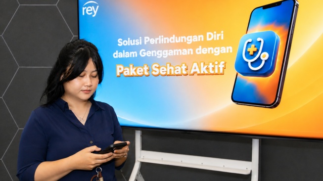 Model berada di depan materi presentasi Telkomsel Sehat Aktif di Jakarta, Senin (30/6/2026).  [handout]