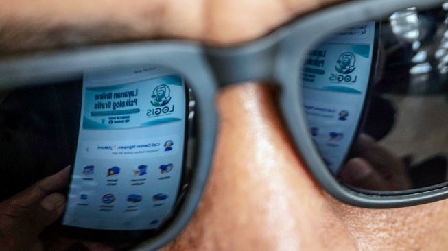 Warga membuka aplikasi Jateng Ngopeni Nglakoni (JNN) untuk mengakses Layanan Online Psikolog Gratis (Logis) di Semarang, Jawa Tengah, Jumat (3/7/2026).  [ANTARA FOTO/Aprillio Akbar/wsj]