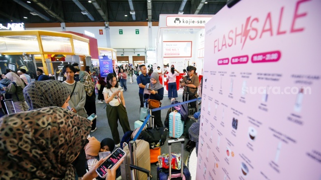Pengunjung memilih produk kecantikan saat Pameran Jakarta X Beauty di Jakarta International Convention Center (JICC), Senayan, Jakarta, Jumat (3/7/2026). [Suara.com/Alfian Winanto]