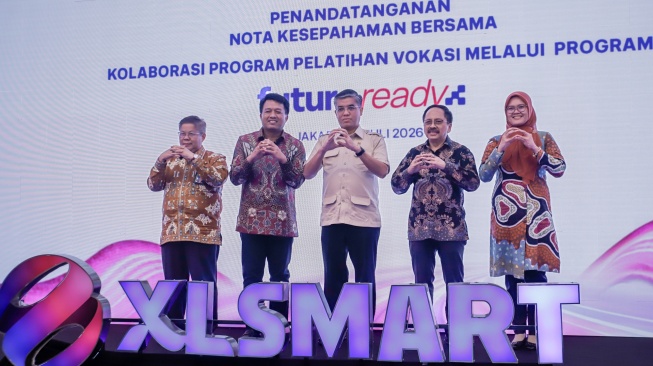 Menteri Ketenagakerjaan Yassierli (tengah) berfoto bersama Direktur and Chief Regulatory Officer XLSmart Merza Fachys (kedua kanan), Staf Khusus Menteri Ketenagakerjaan Sukro Wahab (kiri), Direktur and Chief People Officer XLSmart Jeremiah Ratadhi (kedua kiri), dan Sekretaris Direktorat Jenderal Binalavotas Kementerian Ketenagakerjaan Memey Meirita Handayani (kanan) seusai penandatanganan nota kesepahaman antara Kementerian Ketenagakerjaan dengan XLSmart di Kantor XLSmart Tower, Jakarta, Kamis (2/7/2026). [Suara.com/Alfian Winanto]