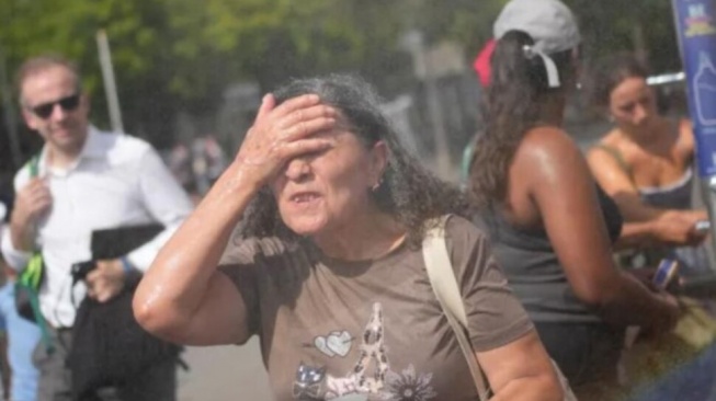 Gelombang panas ekstrem melanda wilayah timur laut Amerika Serikat, dengan Central Park, New York, mencatat suhu mendekati 38 derajat Celsius. [NY Post]