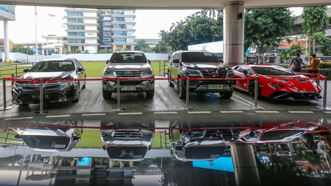 Sejumlah mobil sitaan penyidik Jaksa Agung Muda Bidang Tindak Pidana Khusus (Jampidsus) berjejer di Kejaksaan Agung, Jakarta, Jumat (3/7/2026). [ANTARA FOTO/Asprilla Dwi Adha/wsj]