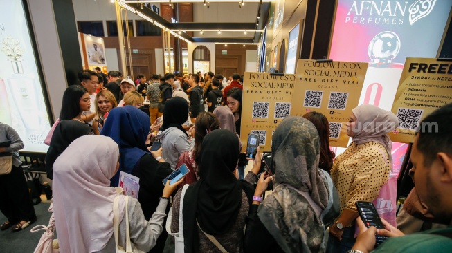 Pengunjung memilih produk kecantikan saat Pameran Jakarta X Beauty di Jakarta International Convention Center (JICC), Senayan, Jakarta, Jumat (3/7/2026). [Suara.com/Alfian Winanto]