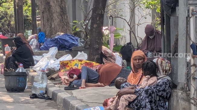 Sehari Ditertibkan, Puluhan Pengungsi UNHCR Masih Bertahan di Trotoar Kuningan