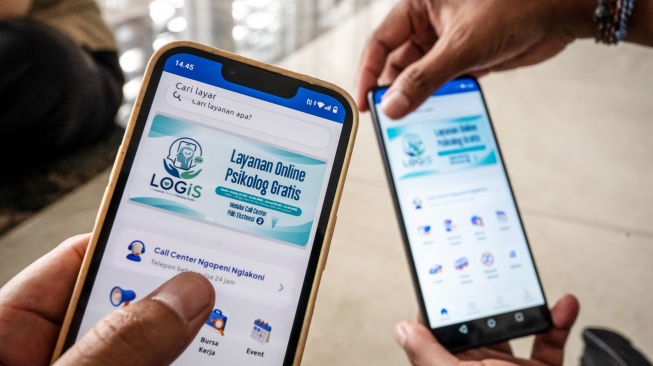 Warga membuka aplikasi Jateng Ngopeni Nglakoni (JNN) untuk mengakses Layanan Online Psikolog Gratis (Logis) di Semarang, Jawa Tengah, Jumat (3/7/2026).  [ANTARA FOTO/Aprillio Akbar/wsj]