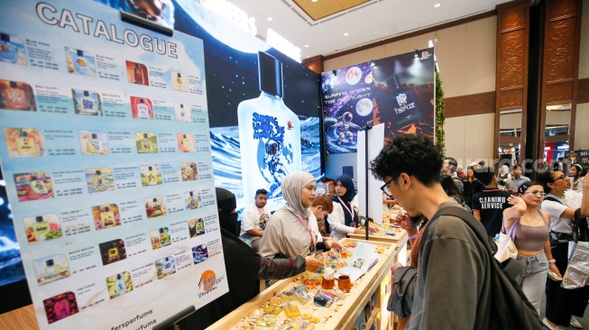 Pengunjung memilih produk kecantikan saat Pameran Jakarta X Beauty di Jakarta International Convention Center (JICC), Senayan, Jakarta, Jumat (3/7/2026). [Suara.com/Alfian Winanto]