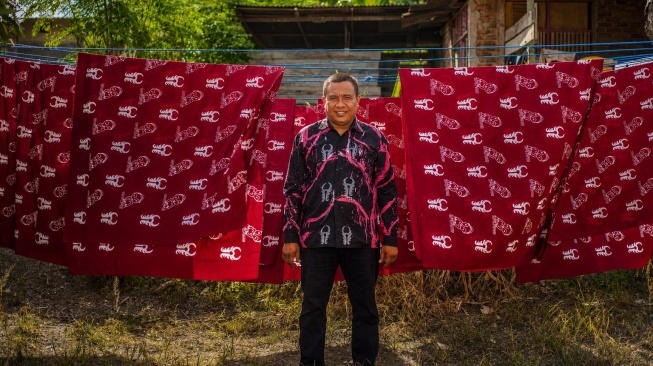 Dari Hutan Ranjuri, Anto Mengubah Daun Gugur Menjadi Warna untuk Sigi yang Lestari