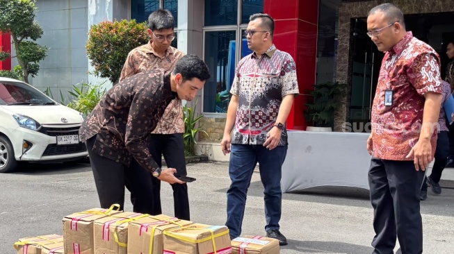 Proses pemusnahan yang berlangsung di halaman Kantor Wilayah Kementerian Hukum Sumut [SuaraSumut/HO/Imigrasi Sumut]