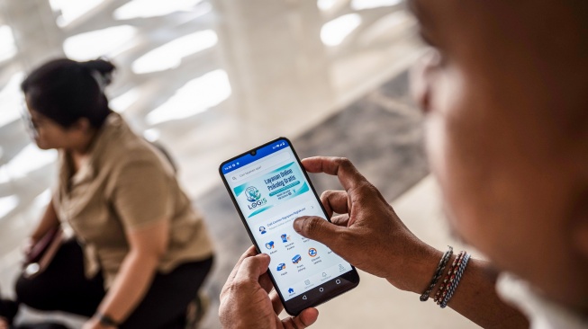 Warga membuka aplikasi Jateng Ngopeni Nglakoni (JNN) untuk mengakses Layanan Online Psikolog Gratis (Logis) di Semarang, Jawa Tengah, Jumat (3/7/2026).  [ANTARA FOTO/Aprillio Akbar/wsj]

