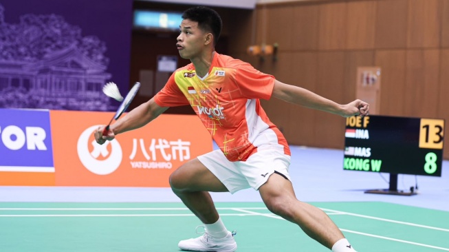 Fardhan Rainanda Joe lolos ke semifinal Kejuaraan Asia Junior 2026 usai menumbangkan wakil Malaysia. Kini ia membidik medali emas di Jepang. [PBSI]