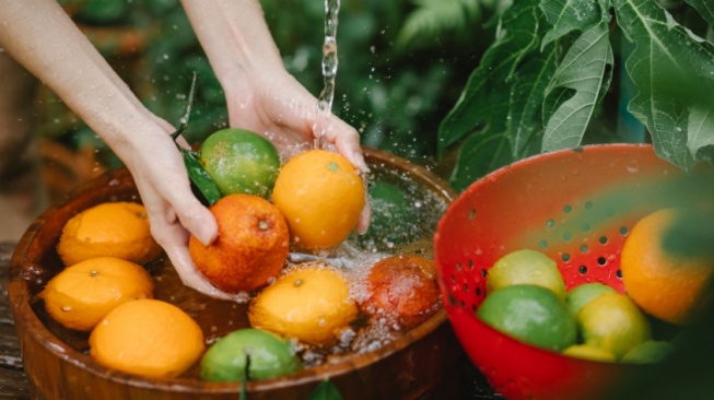 Bagaimana Cairan Pencuci Buah Ini Berupaya Mengurangi Residu Pestisida dan Limbah Pangan?