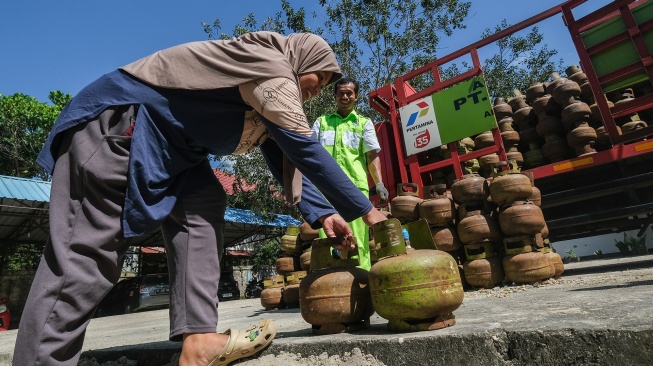 Warga mengambil elpiji 3 kilogram saat operasi pasar elpiji di Kendari, Sulawesi Tenggara, Kamis (2/7/2026). [ANTARA FOTO/ Andry Denisah/bar]