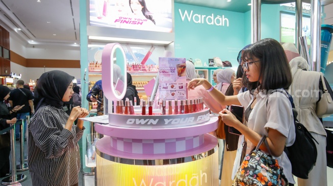 Pengunjung memilih produk kecantikan saat Pameran Jakarta X Beauty di Jakarta International Convention Center (JICC), Senayan, Jakarta, Jumat (3/7/2026). [Suara.com/Alfian Winanto]