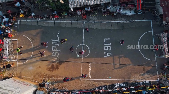 Sejumlah anak berebut bola saat bertanding di Liga Aspal, Jakarta. (Foto dok. ist)
