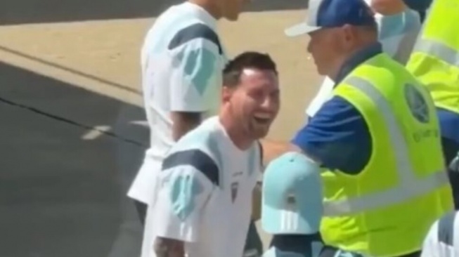 Momen Langka! Lionel Messi Tertawa Ngakak saat Diperiksa Petugas Bandara