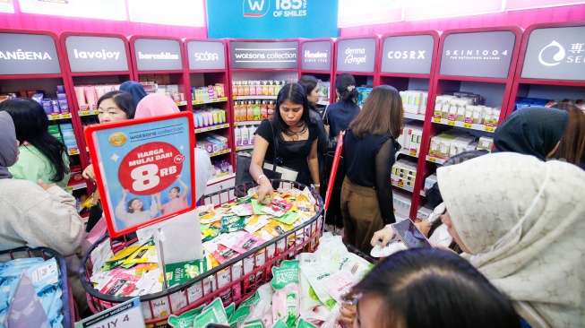 Pengunjung memilih produk kecantikan saat Pameran Jakarta X Beauty di Jakarta International Convention Center (JICC), Senayan, Jakarta, Jumat (3/7/2026). [Suara.com/Alfian Winanto]