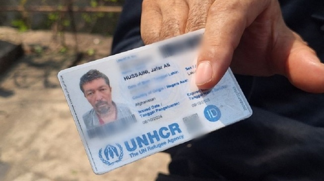 Seorang pengungsi yang bertahan di trotoar kantor Komisioner Perserikatan Bangsa-Bangsa Urusan Pengungsi (UNHCR) Jakarta, Kuningan, Jakarta Selatan, Jafar Ali Husaini (47) memberikan keterangan kepada wartawan Jumat (3/7/2026). ANTARA/Luthfia Miranda Putri.