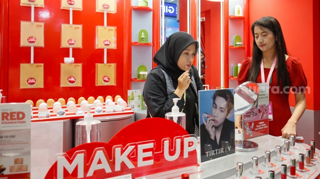 Pengunjung memilih produk kecantikan saat Pameran Jakarta X Beauty di Jakarta International Convention Center (JICC), Senayan, Jakarta, Jumat (3/7/2026). [Suara.com/Alfian Winanto]