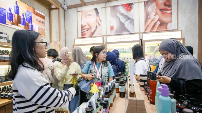 Pengunjung memilih produk kecantikan saat Pameran Jakarta X Beauty di Jakarta International Convention Center (JICC), Senayan, Jakarta, Jumat (3/7/2026). [Suara.com/Alfian Winanto]