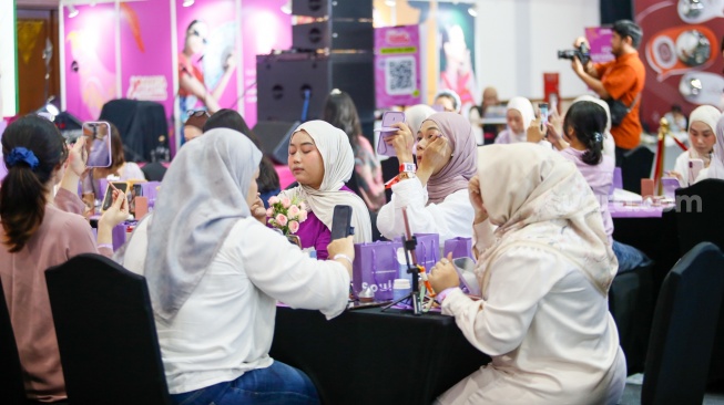 Pengunjung memilih produk kecantikan saat Pameran Jakarta X Beauty di Jakarta International Convention Center (JICC), Senayan, Jakarta, Jumat (3/7/2026). [Suara.com/Alfian Winanto]